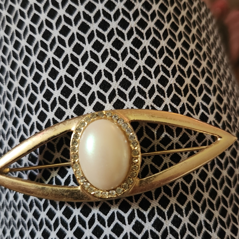 Sophisticated Gold and Cream Brooch